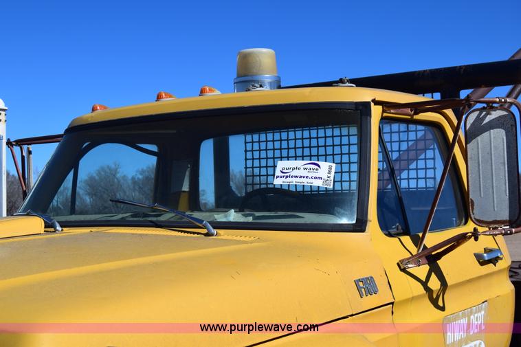 image for item K8680 1973 Ford F750 gin pole truck