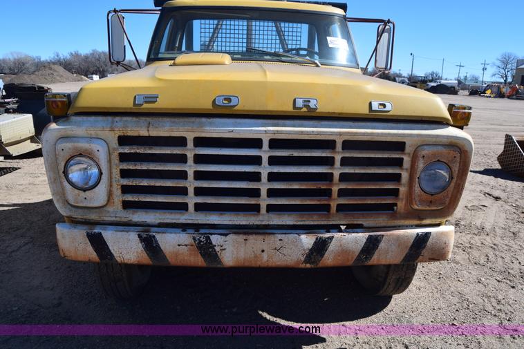 image for item K8680 1973 Ford F750 gin pole truck