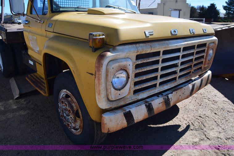 image for item K8680 1973 Ford F750 gin pole truck