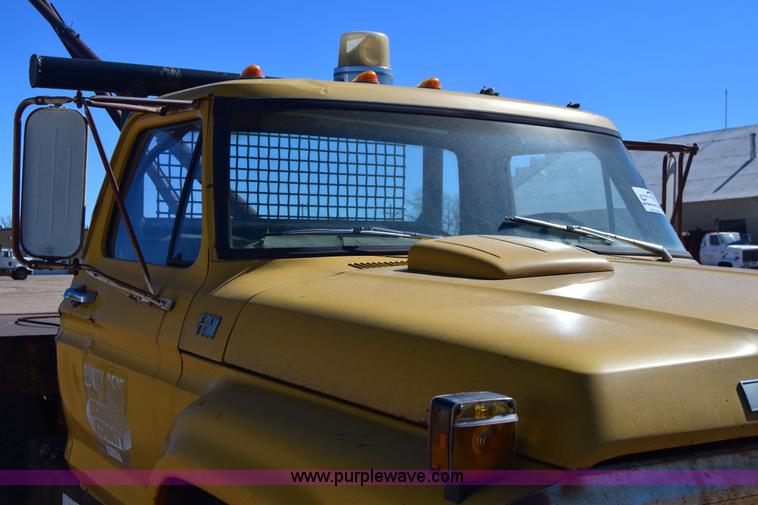 image for item K8680 1973 Ford F750 gin pole truck