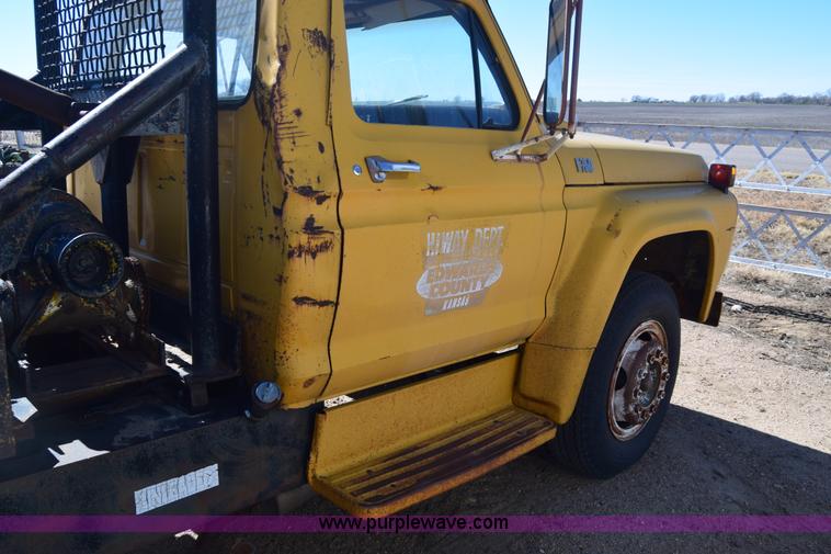 image for item K8680 1973 Ford F750 gin pole truck