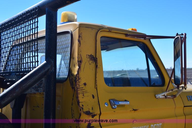 image for item K8680 1973 Ford F750 gin pole truck