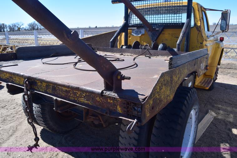 image for item K8680 1973 Ford F750 gin pole truck