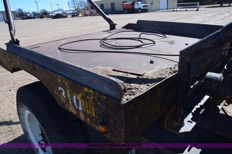 image for item K8680 1973 Ford F750 gin pole truck