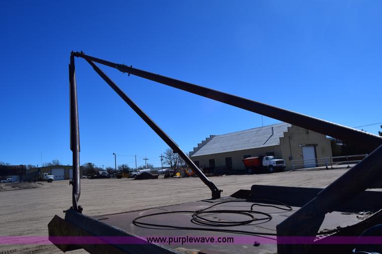 image for item K8680 1973 Ford F750 gin pole truck