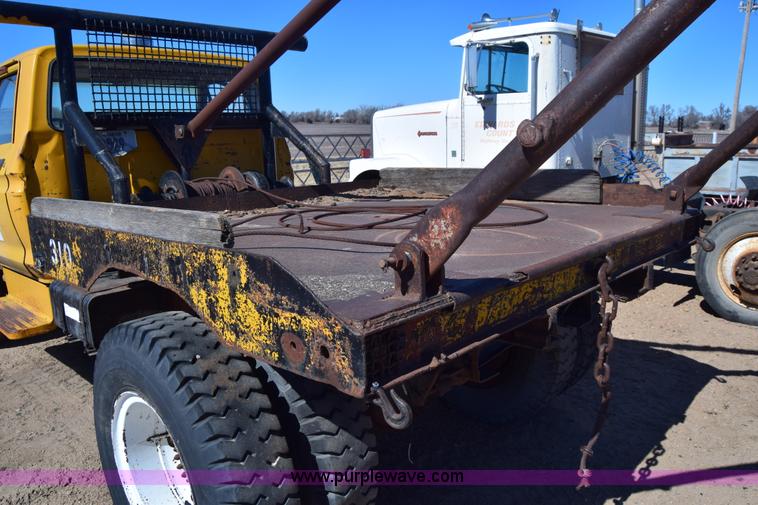 image for item K8680 1973 Ford F750 gin pole truck