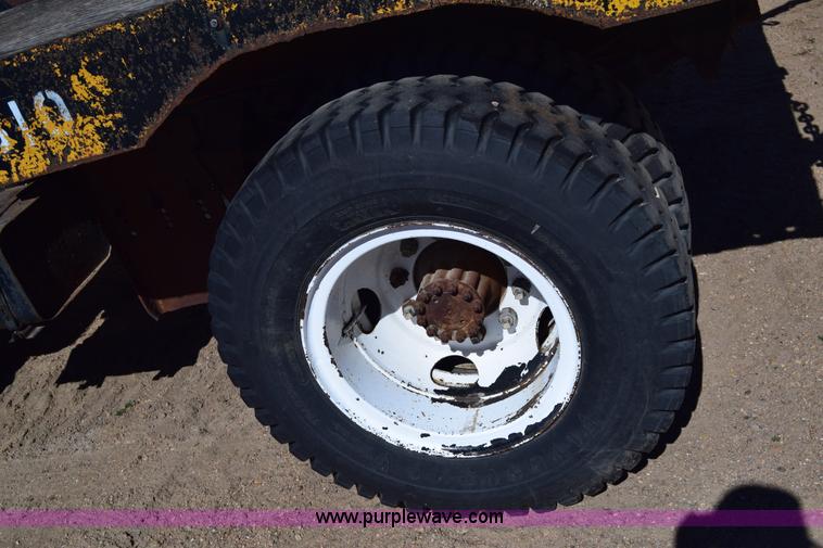 image for item K8680 1973 Ford F750 gin pole truck