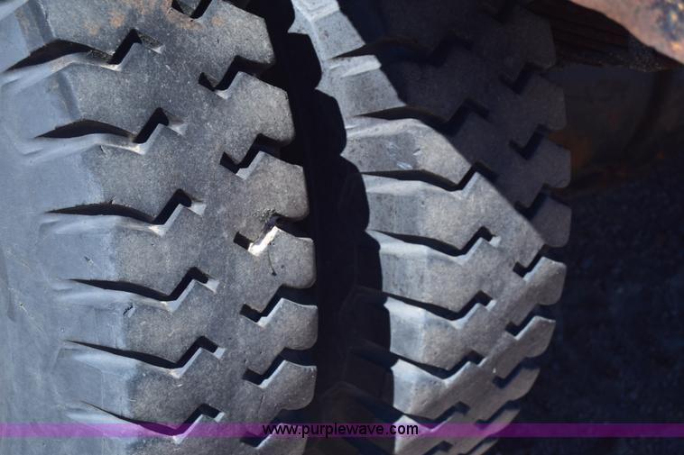 image for item K8680 1973 Ford F750 gin pole truck