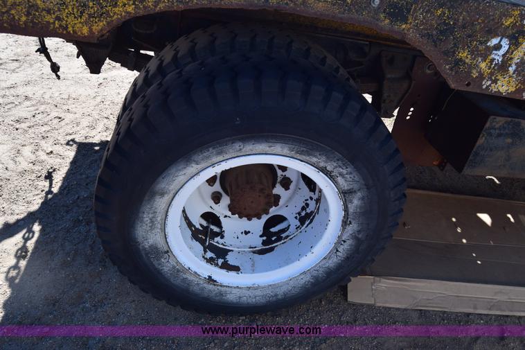 image for item K8680 1973 Ford F750 gin pole truck