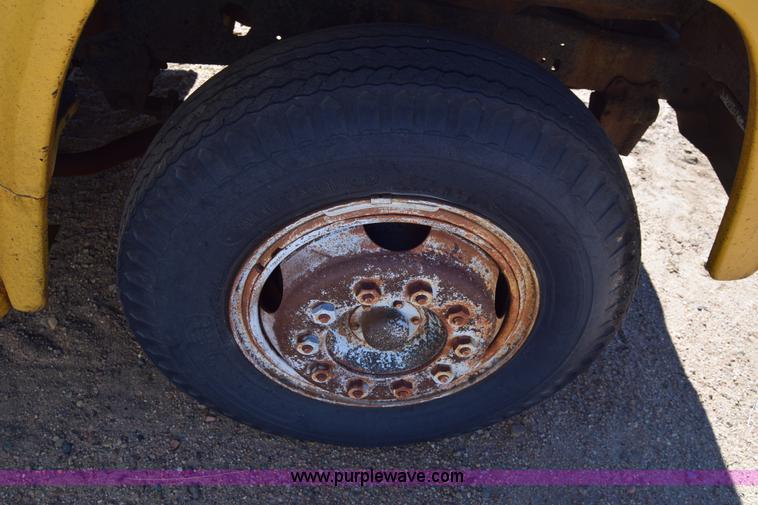 image for item K8680 1973 Ford F750 gin pole truck