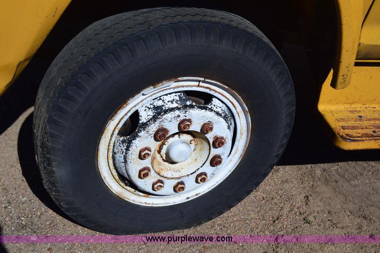 image for item K8680 1973 Ford F750 gin pole truck
