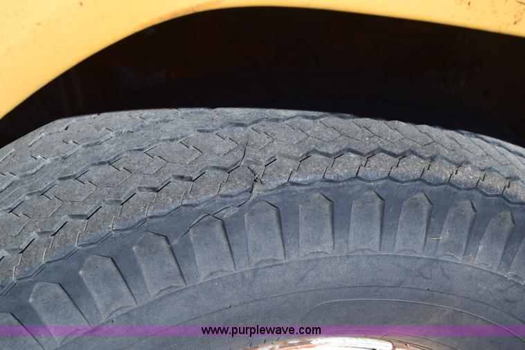 image for item K8680 1973 Ford F750 gin pole truck