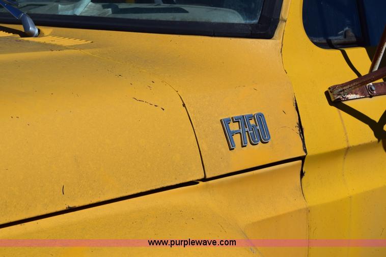 image for item K8680 1973 Ford F750 gin pole truck