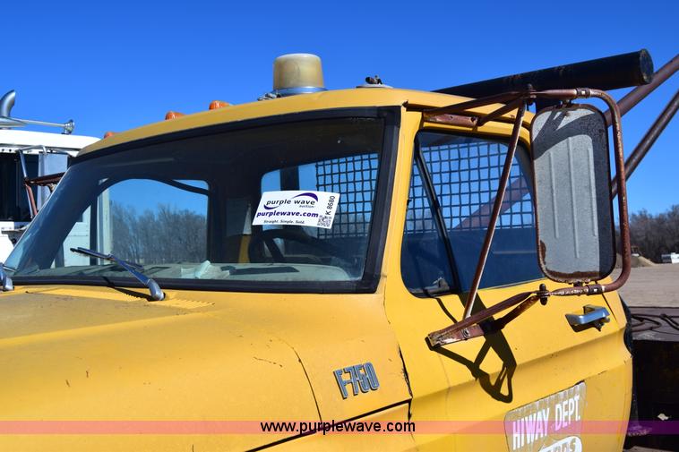 image for item K8680 1973 Ford F750 gin pole truck