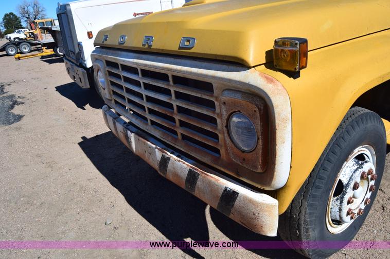 image for item K8680 1973 Ford F750 gin pole truck
