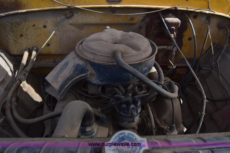 image for item K8680 1973 Ford F750 gin pole truck