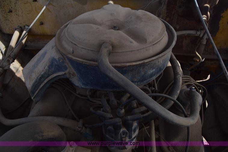 image for item K8680 1973 Ford F750 gin pole truck