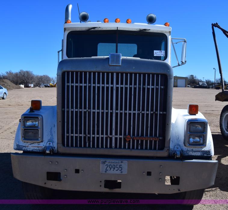 image for item K8681 1988 International F9370 semi truck