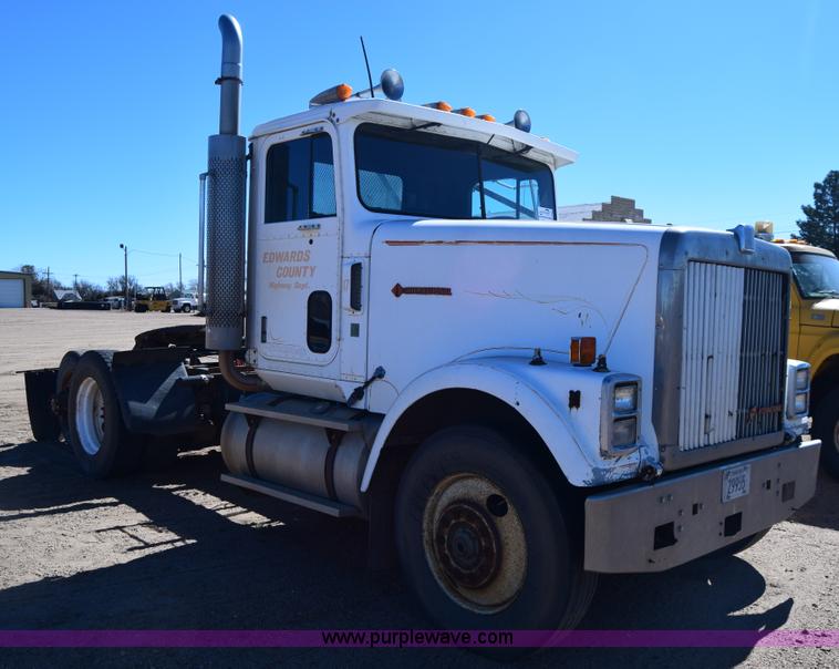 image for item K8681 1988 International F9370 semi truck