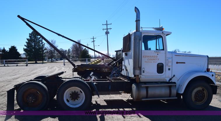 image for item K8681 1988 International F9370 semi truck