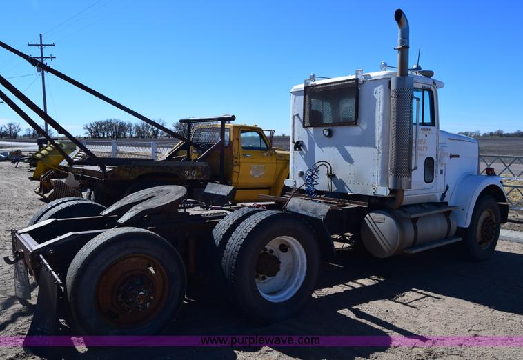 image for item K8681 1988 International F9370 semi truck