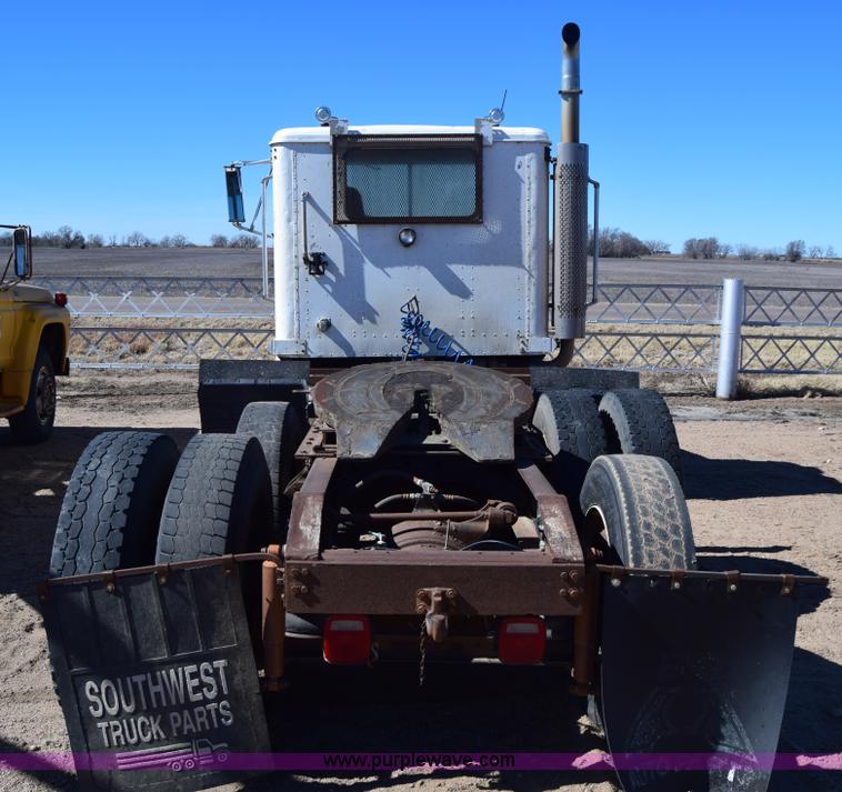 image for item K8681 1988 International F9370 semi truck