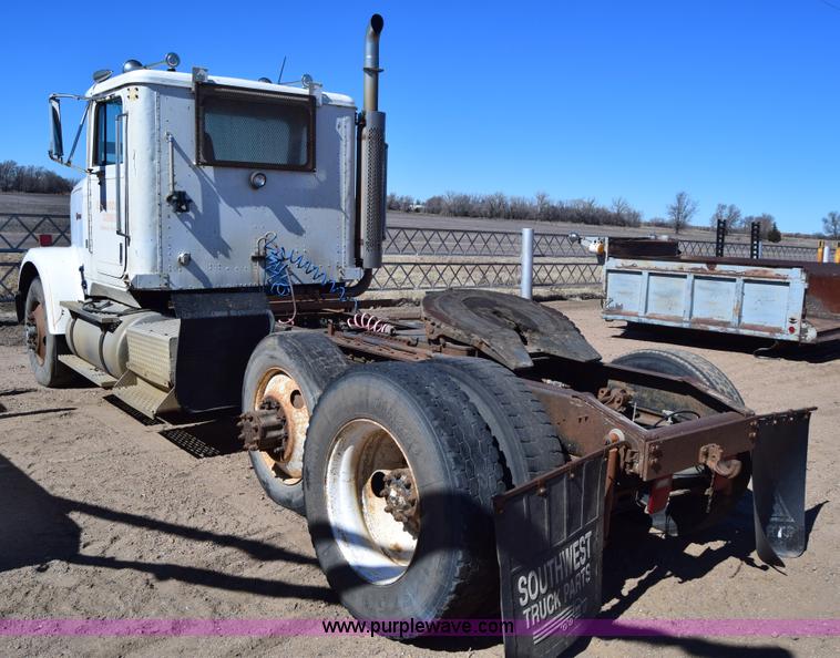 image for item K8681 1988 International F9370 semi truck