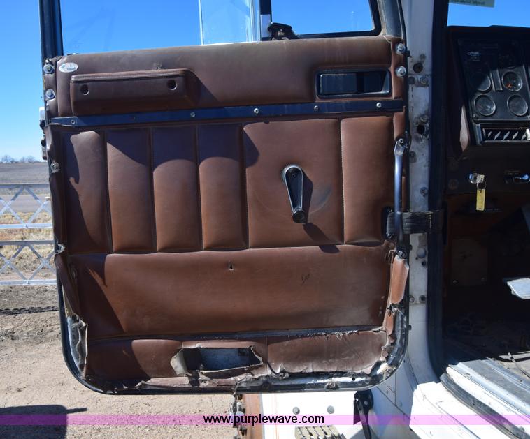 image for item K8681 1988 International F9370 semi truck