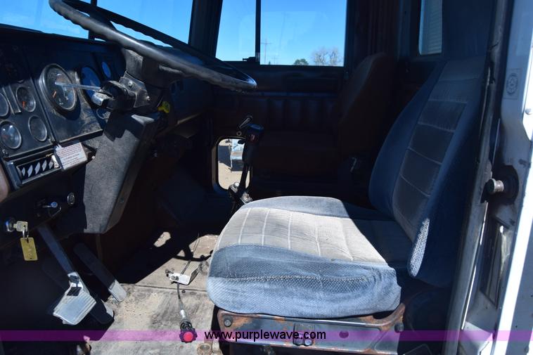 image for item K8681 1988 International F9370 semi truck