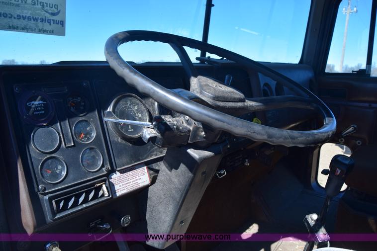 image for item K8681 1988 International F9370 semi truck