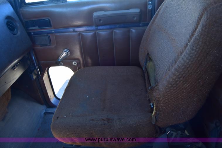 image for item K8681 1988 International F9370 semi truck