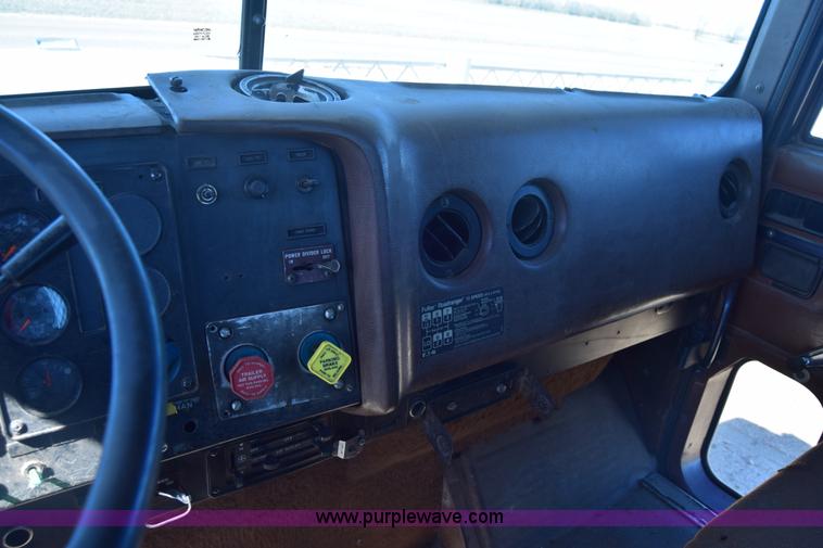 image for item K8681 1988 International F9370 semi truck