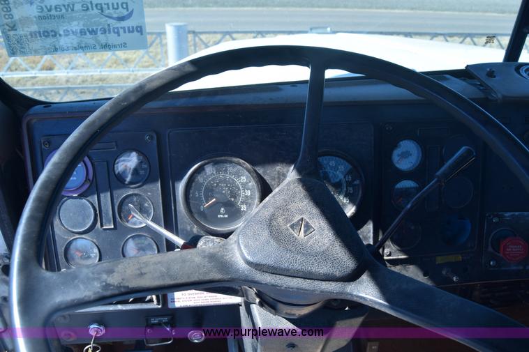 image for item K8681 1988 International F9370 semi truck