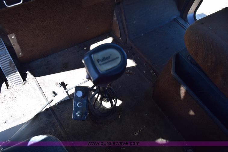 image for item K8681 1988 International F9370 semi truck