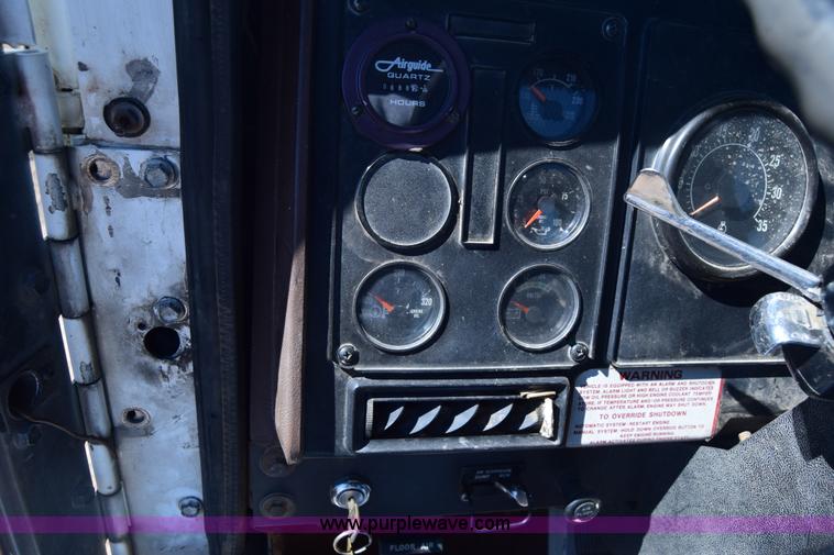 image for item K8681 1988 International F9370 semi truck