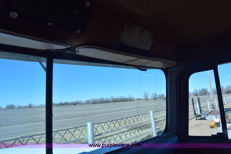 image for item K8681 1988 International F9370 semi truck