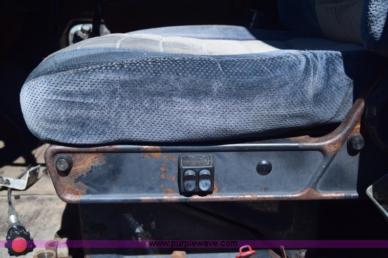 image for item K8681 1988 International F9370 semi truck