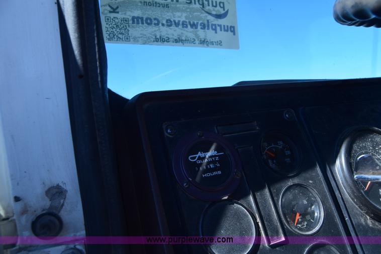 image for item K8681 1988 International F9370 semi truck