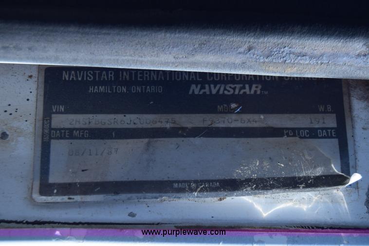 image for item K8681 1988 International F9370 semi truck