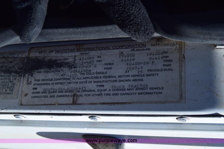 image for item K8681 1988 International F9370 semi truck