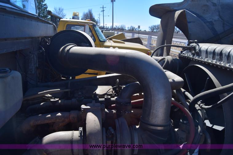 image for item K8681 1988 International F9370 semi truck