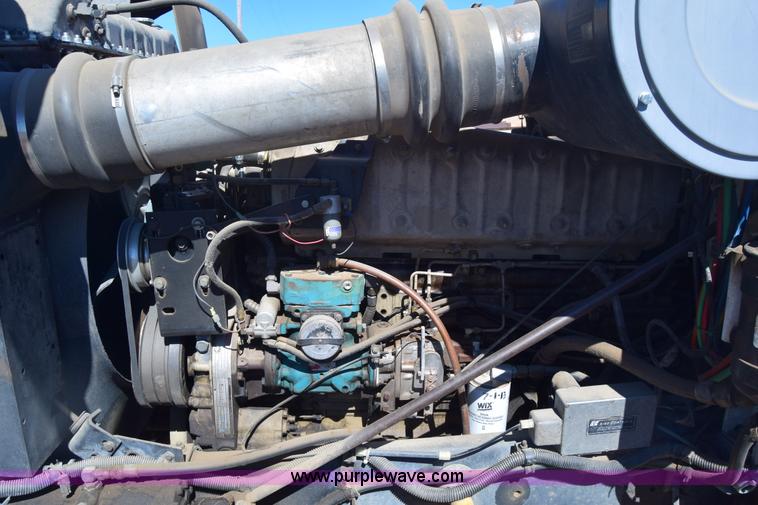 image for item K8681 1988 International F9370 semi truck