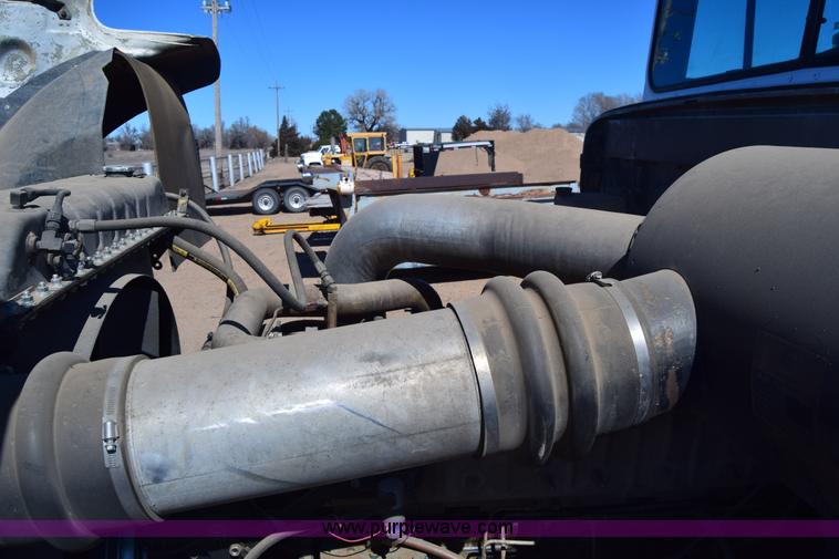 image for item K8681 1988 International F9370 semi truck