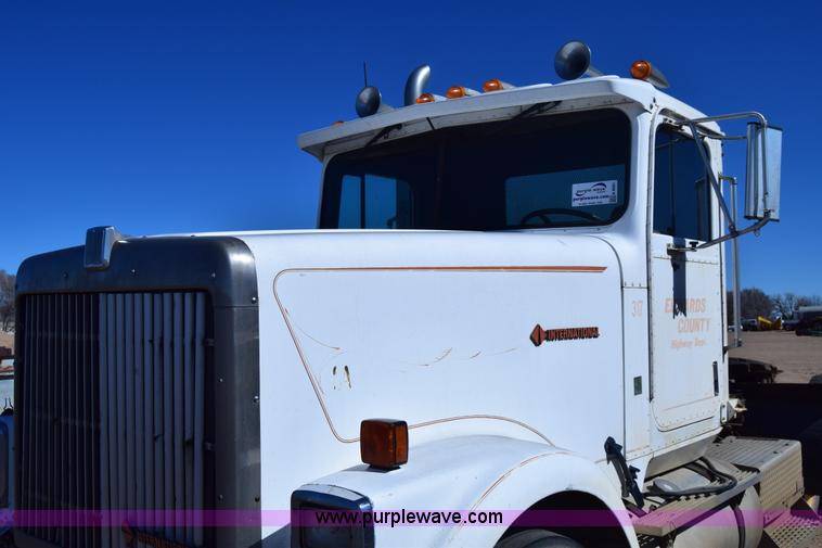 image for item K8681 1988 International F9370 semi truck