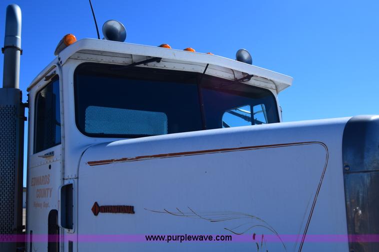 image for item K8681 1988 International F9370 semi truck