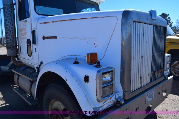 image for item K8681 1988 International F9370 semi truck