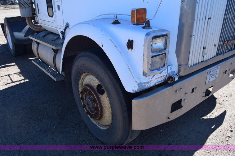 image for item K8681 1988 International F9370 semi truck