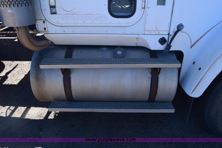 image for item K8681 1988 International F9370 semi truck