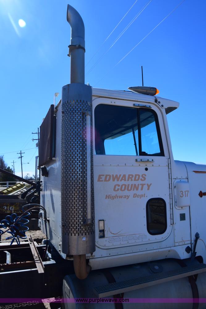 image for item K8681 1988 International F9370 semi truck