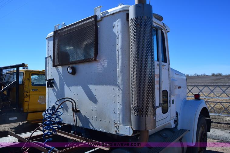 image for item K8681 1988 International F9370 semi truck